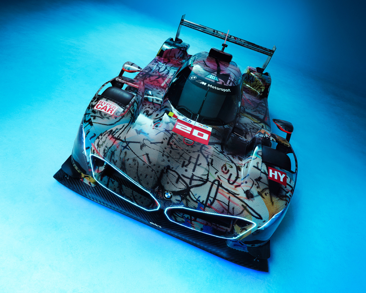 Автомобиль BMW Art Car By Julie Mehretu на голубом фоне