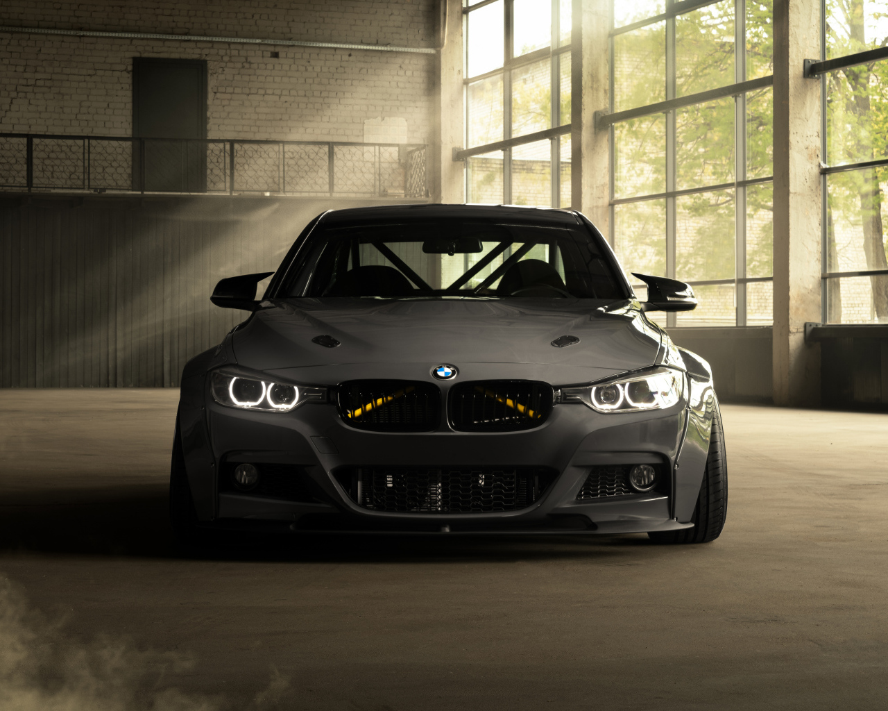 Автомобиль BMW F30 Widebody вид спереди