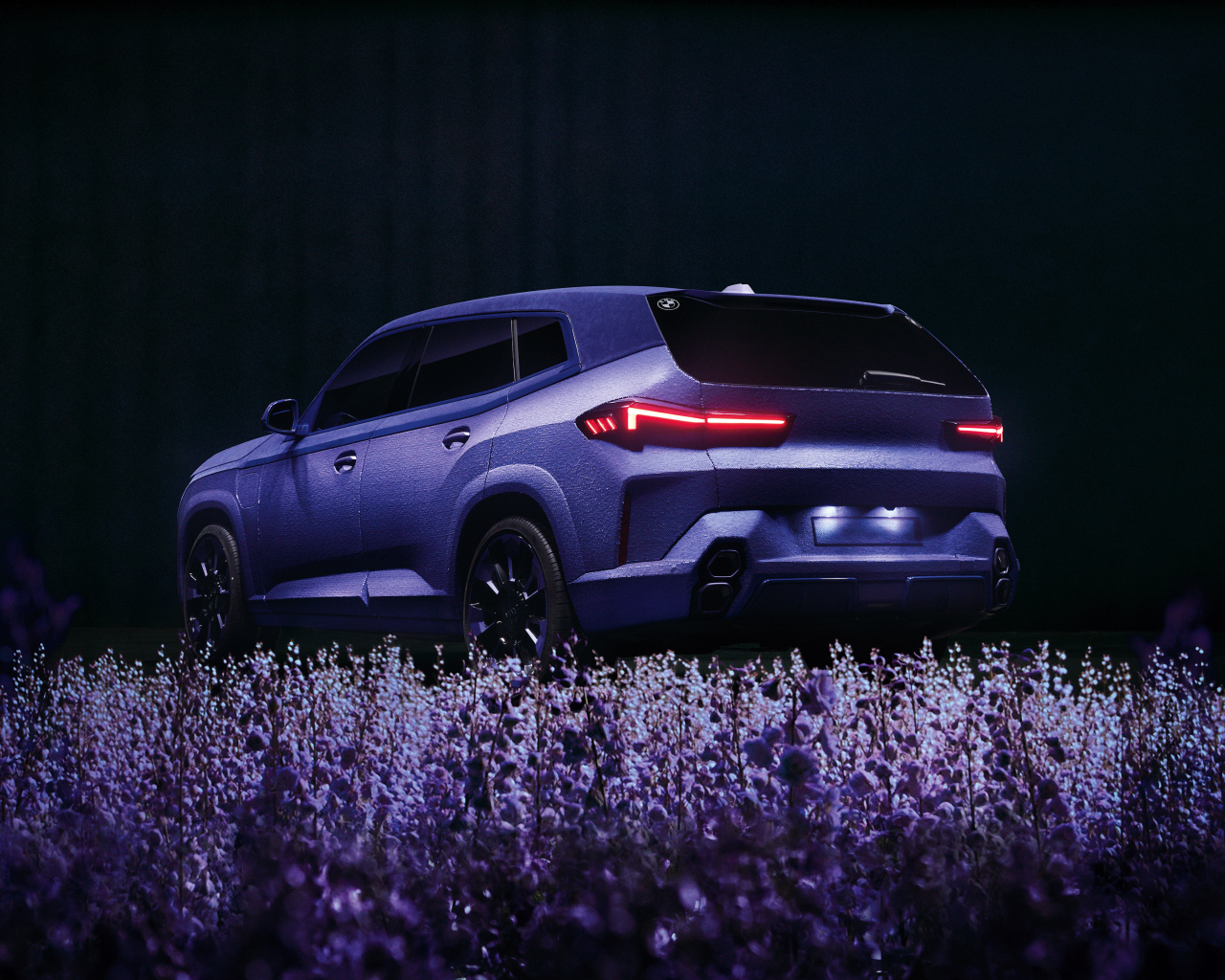 Автомобиль BMW XM Mystique Allure в цветах лаванды вид сзади