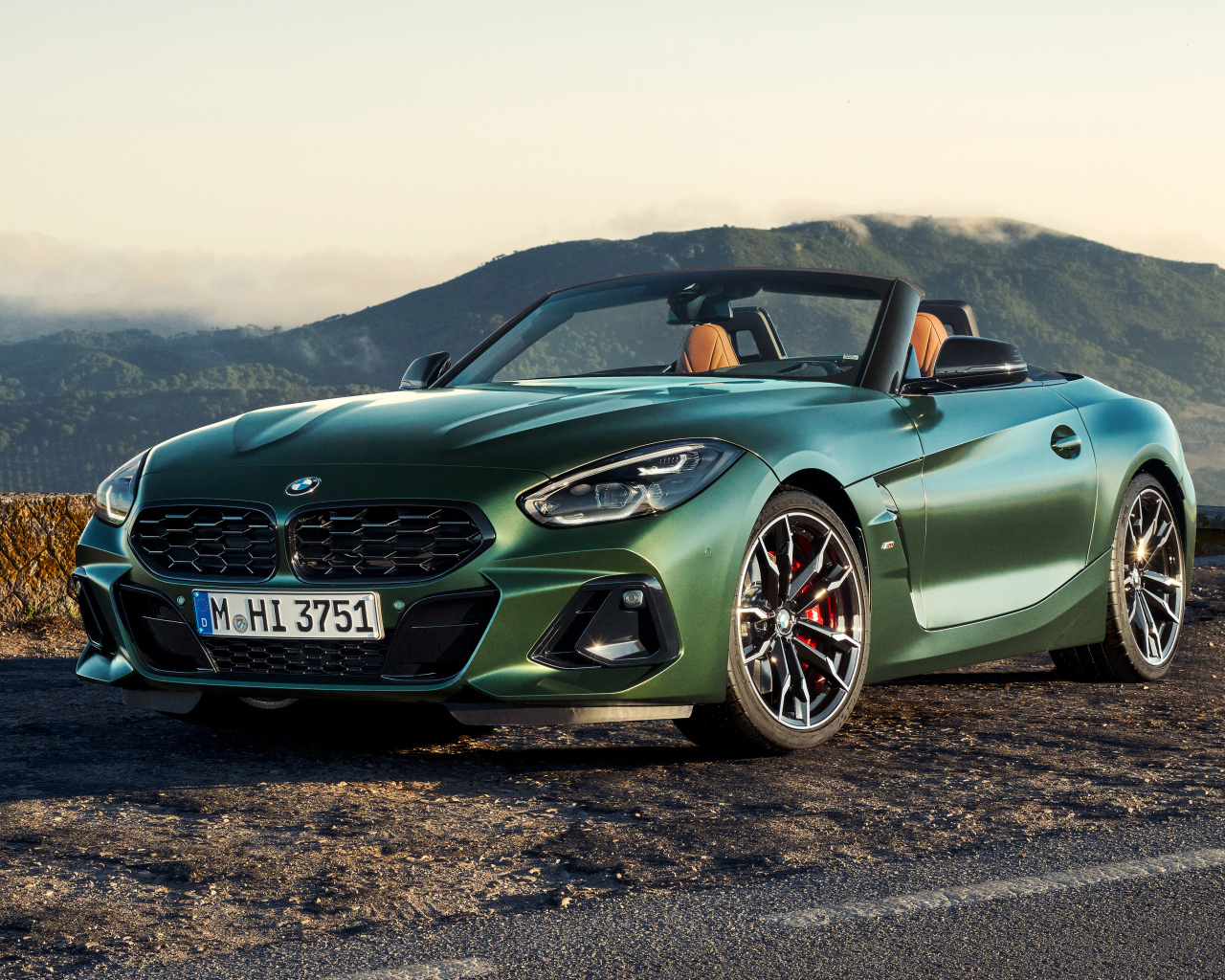 Автомобиль BMW Z4 M40i MT Pure Impulse Edition 2024 года на фоне гор