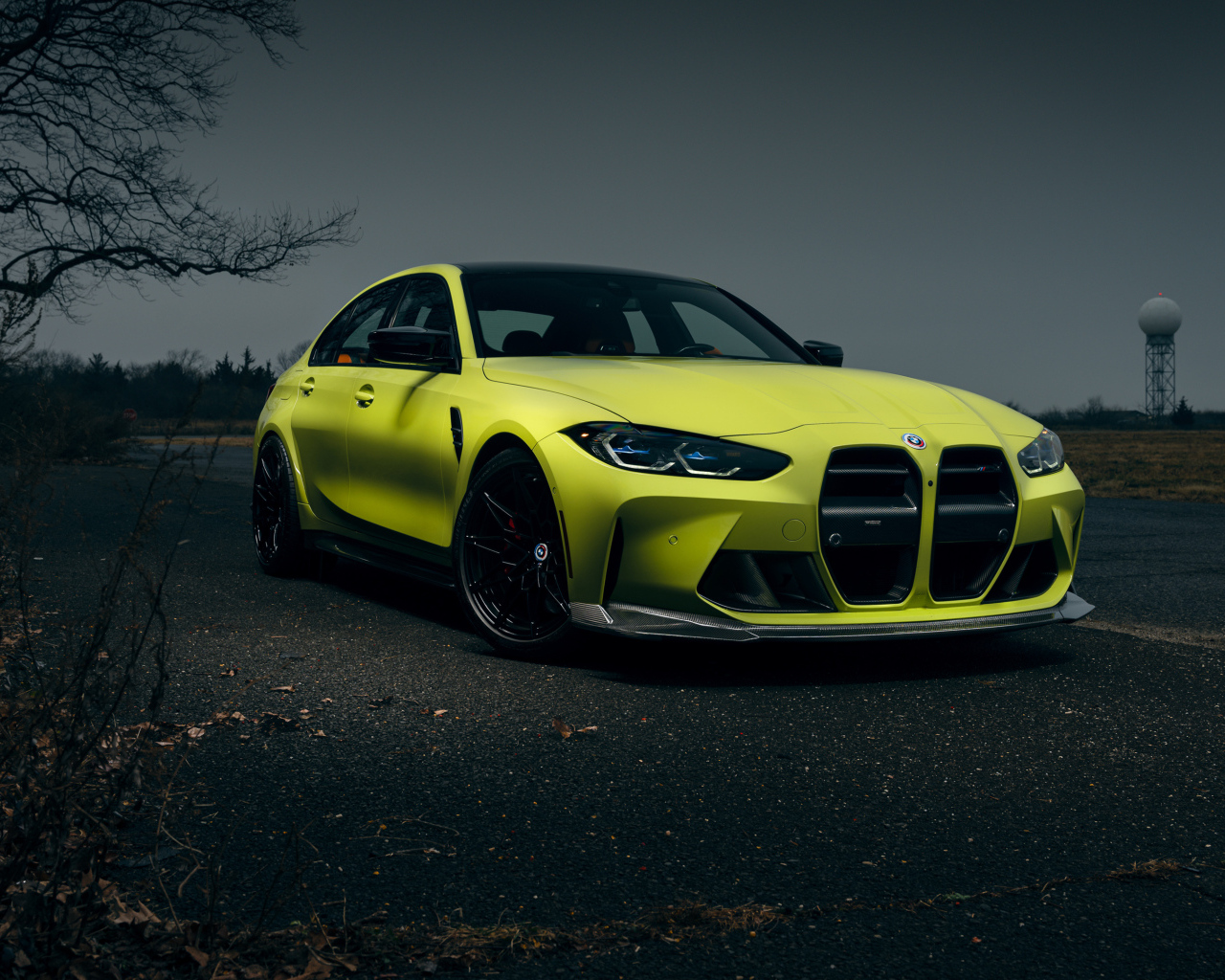 Красивый автомобиль  BMW M3 вечером