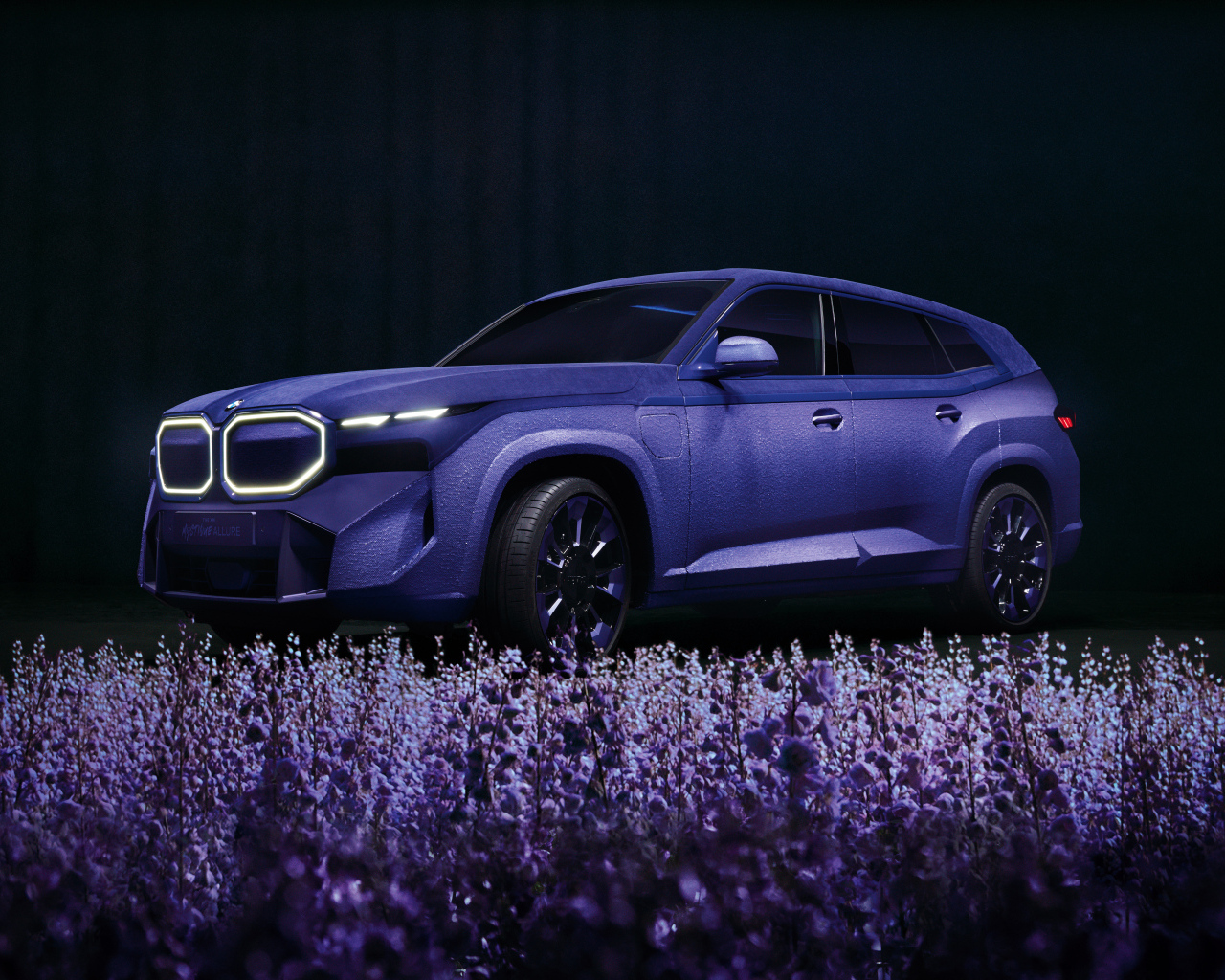 Красивый лавандовый автомобиль BMW XM Mystique Allure
