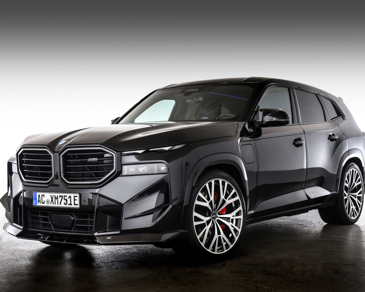Черный автомобиль AC Schnitzer BMW XM 2024 года