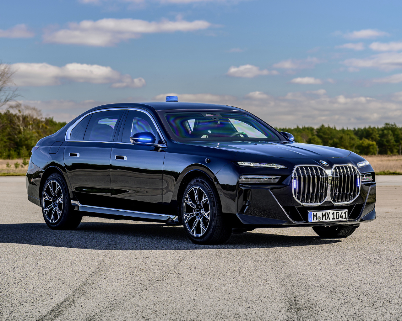 Черный автомобиль BMW I7 XDrive60 Protection 2024 года