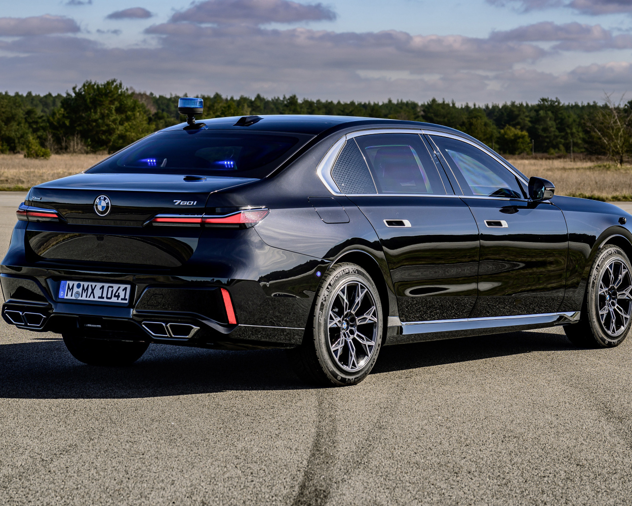 Черный автомобиль  BMW I7 XDrive60 Protection 2024 года вид сзади