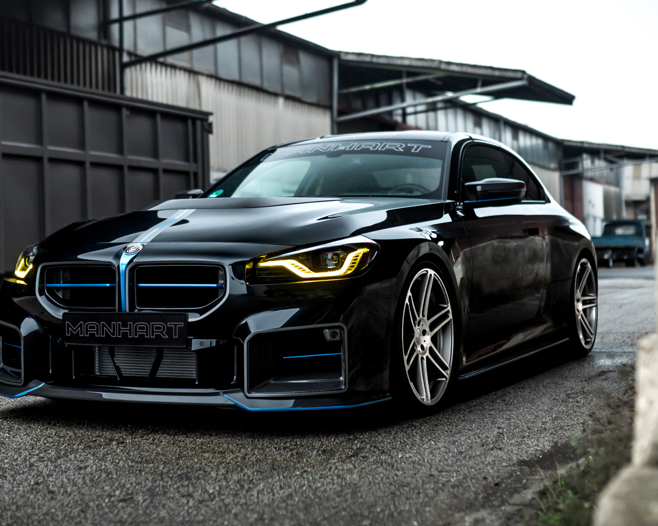 Черный автомобиль BMW M2 Manhart MH2 560