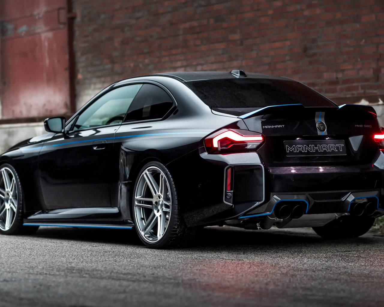 Черный автомобиль BMW M2 Manhart MH2 560 вид сзади
