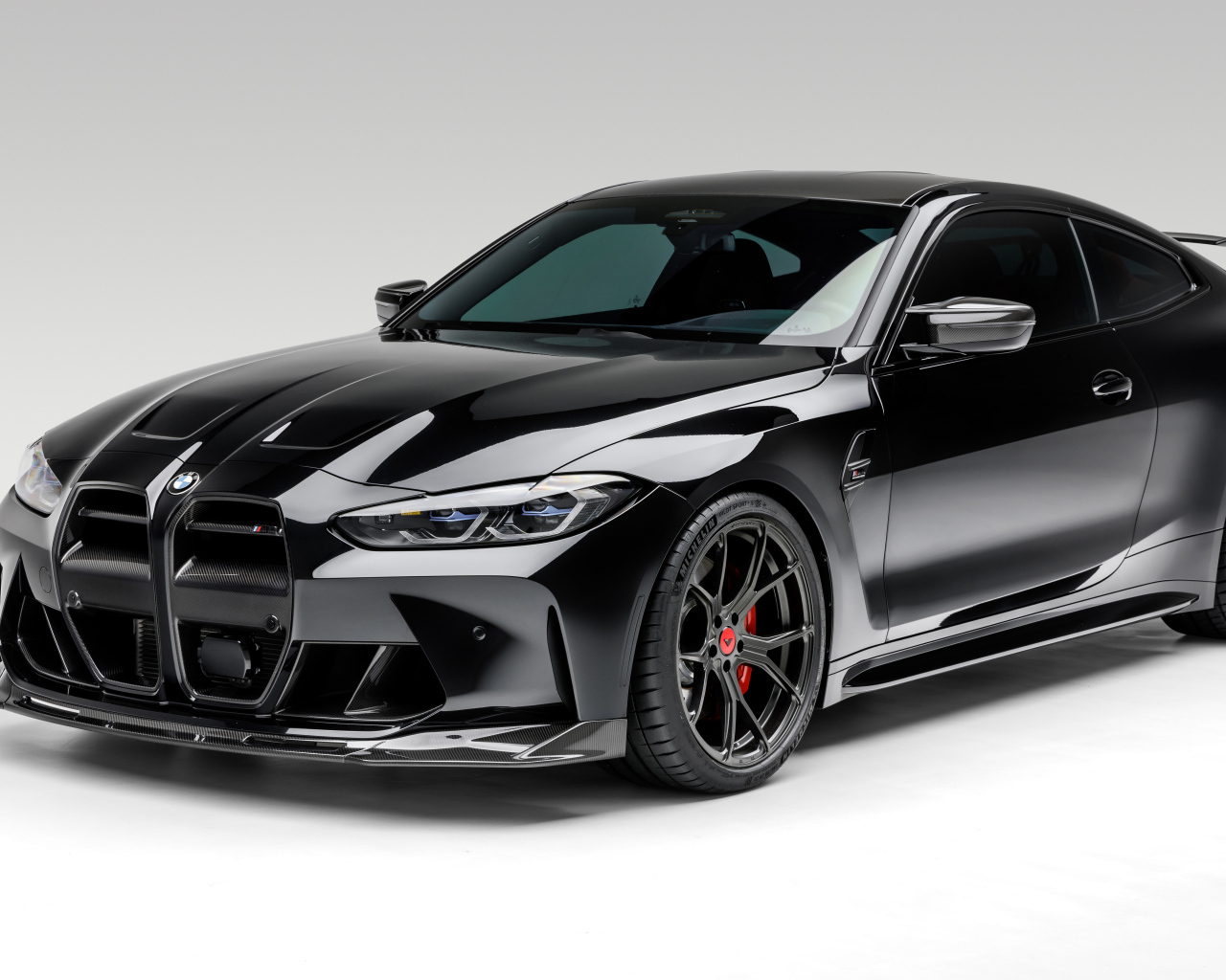 Черный автомобиль Vorsteiner BMW M4 VRS Carbon Aero Program