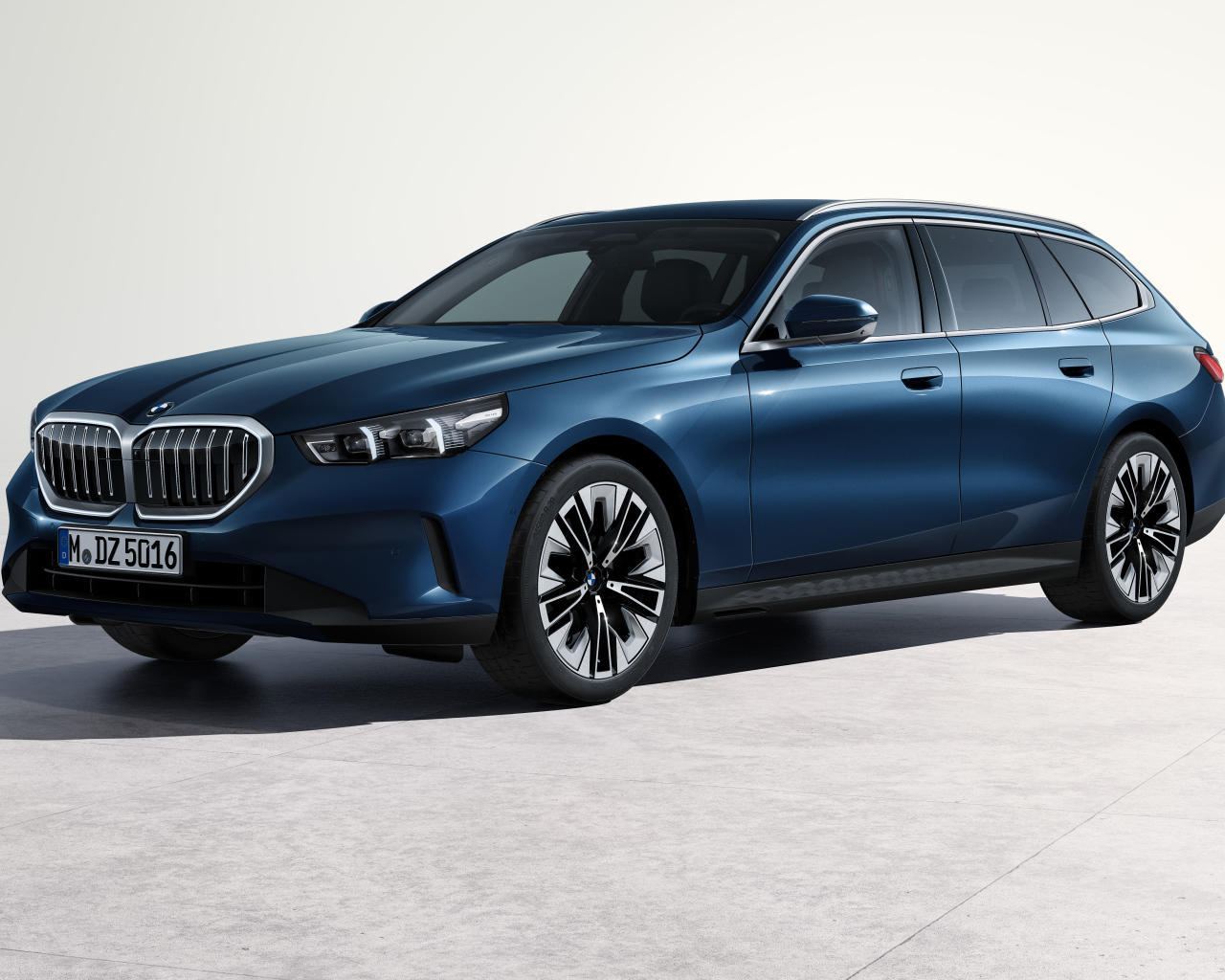 Синий автомобиль  BMW 520d XDrive Touring 2024  года