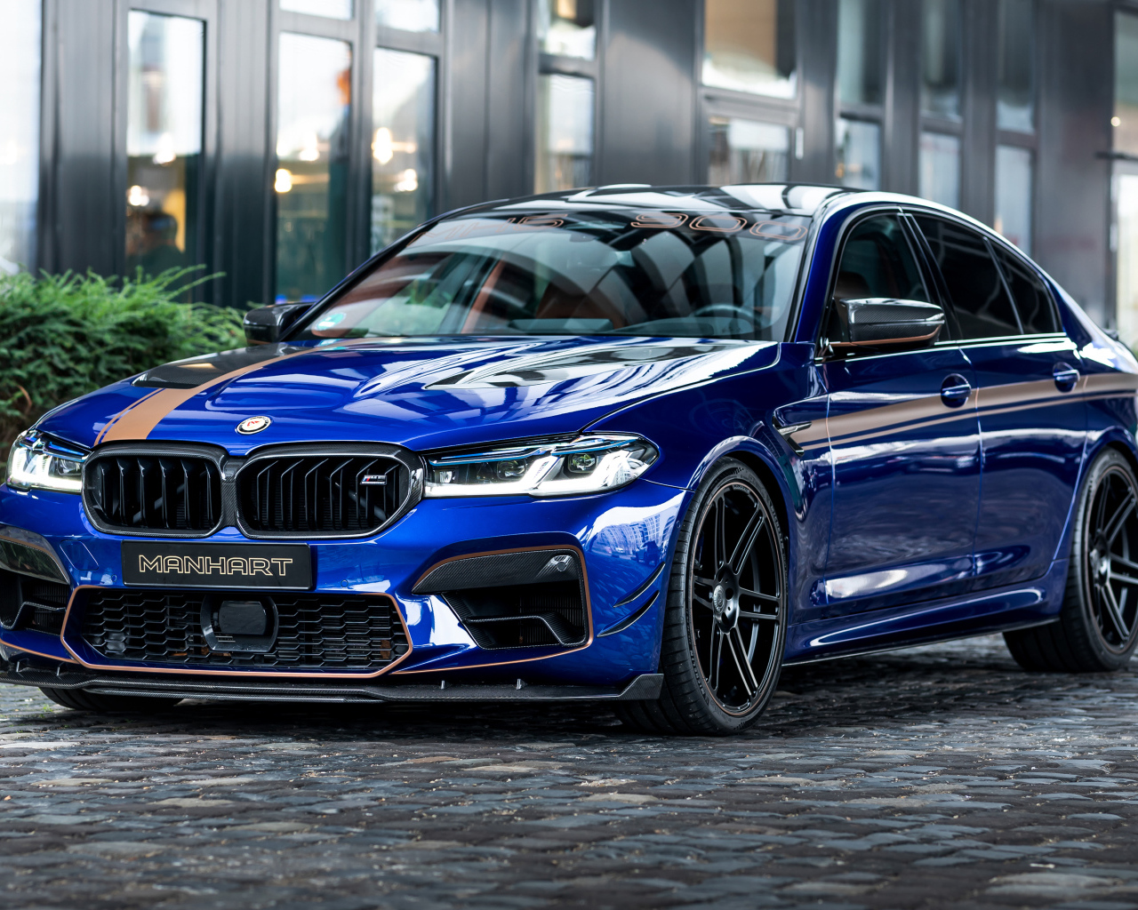 Синий автомобиль BMW M5 Manhart MH5 900 Limited