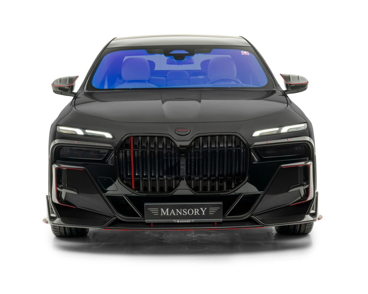 Вид спереди на автомобиль Mansory BMW 7 Series на белом фоне
