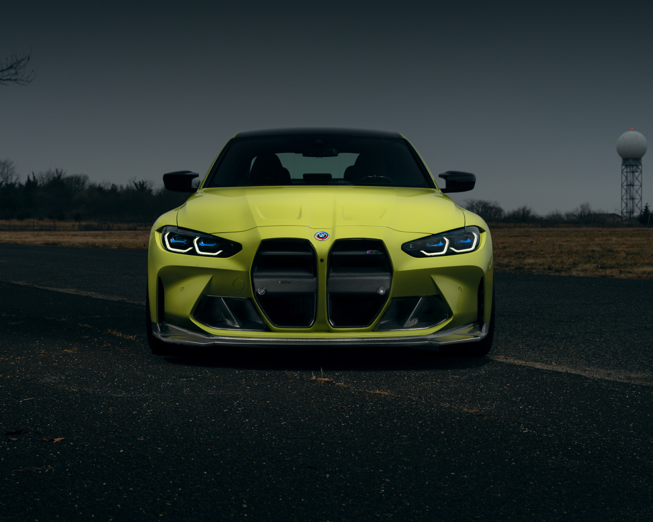 Вид спереди на автомобиль  BMW M3