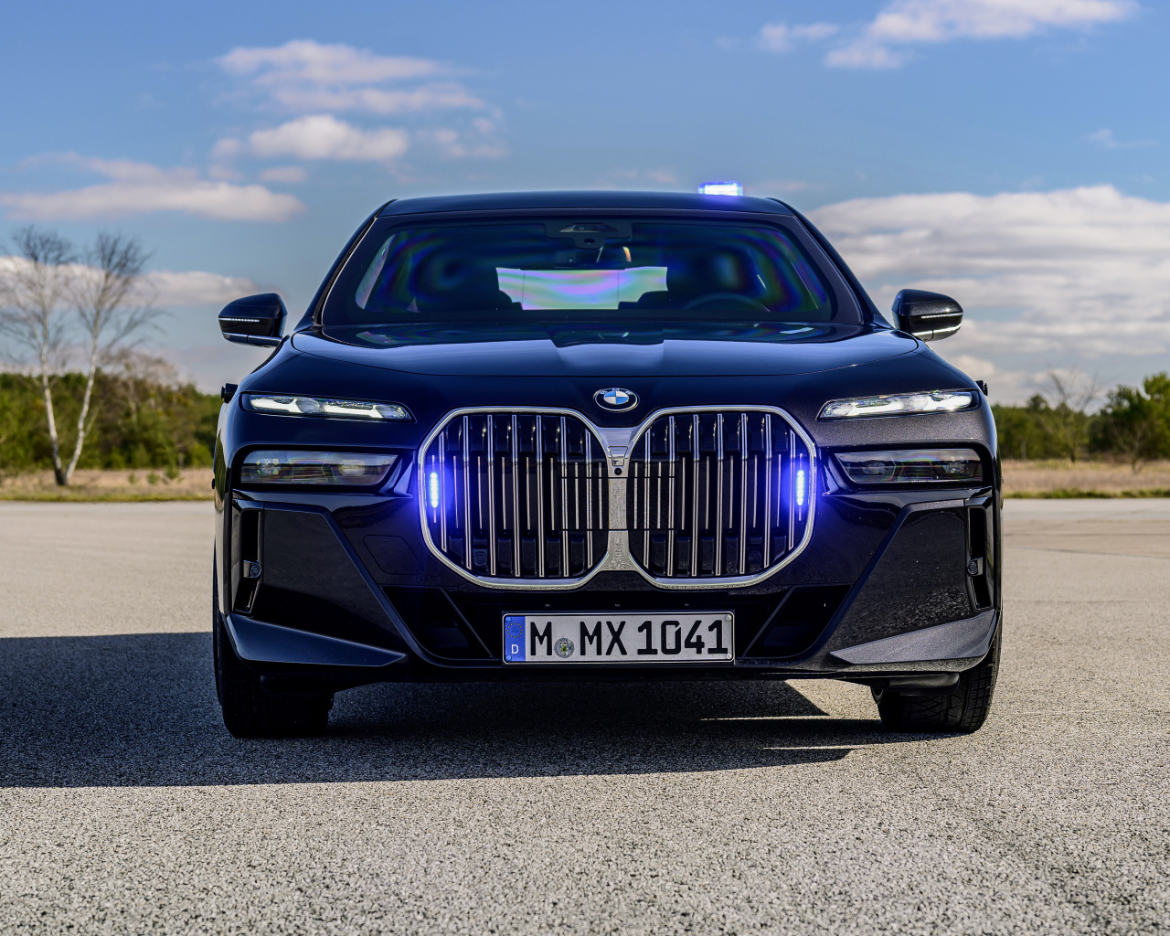 Вид спереди на черный автомобиль BMW I7 XDrive60 Protection 2024 года