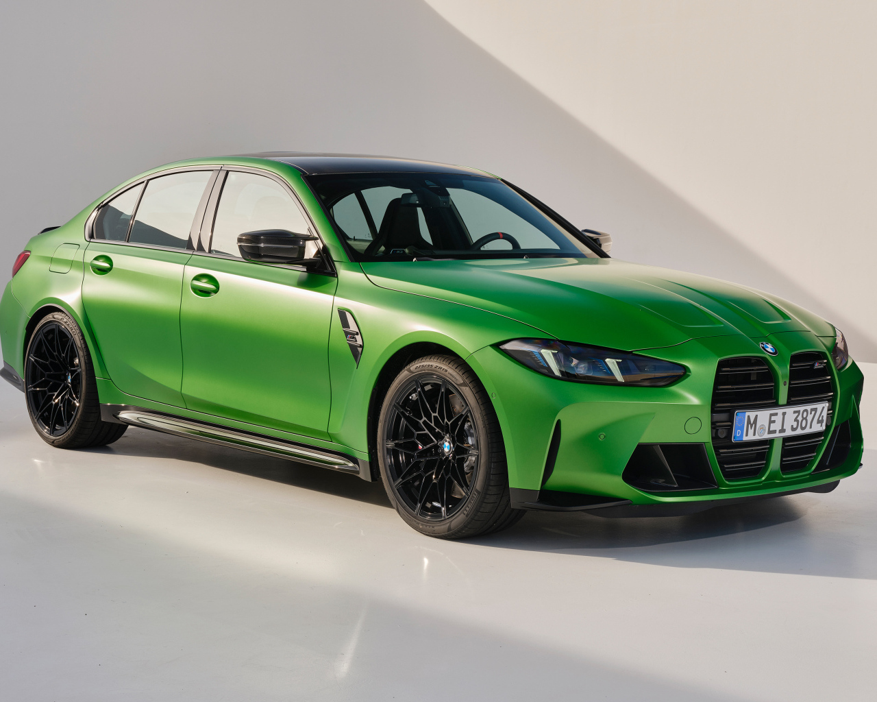 Зеленый автомобиль BMW M3 Competition 2024 года