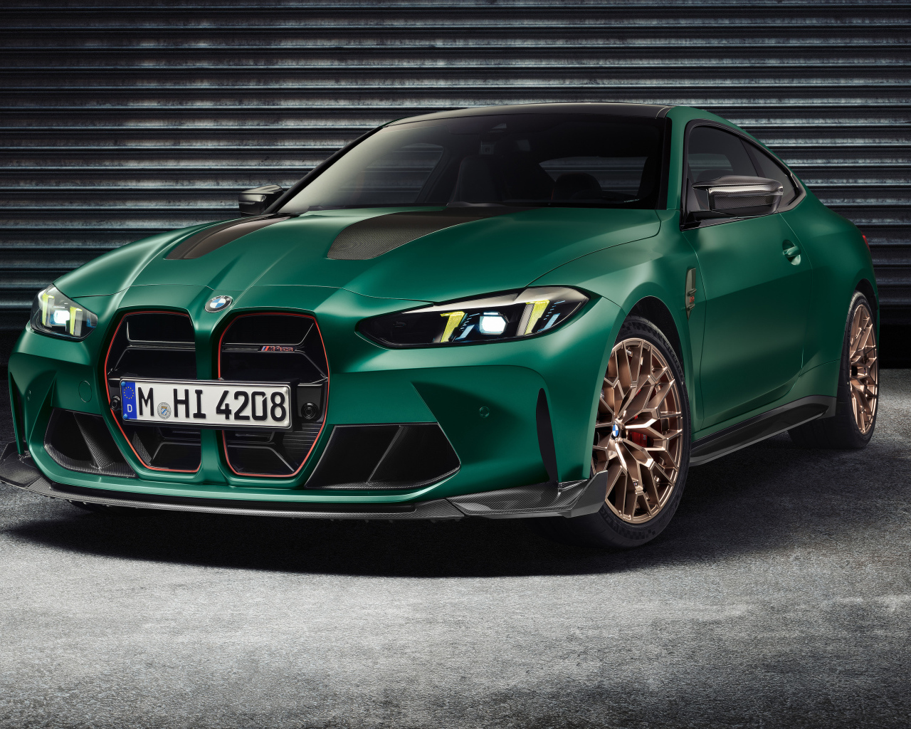 Зеленый автомобиль BMW M4 CS 2024  года