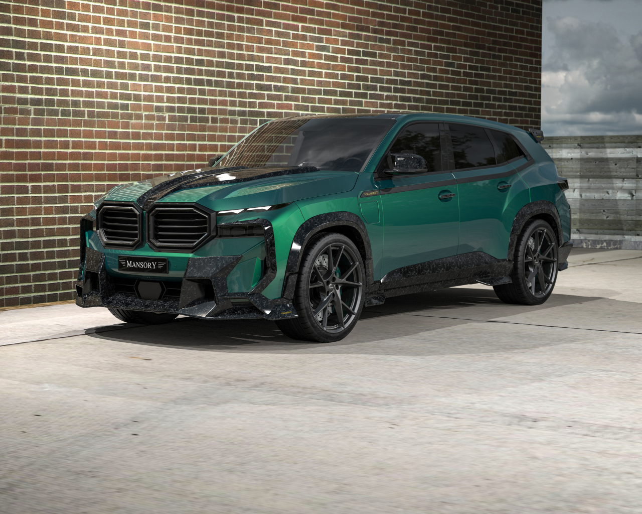 Зеленый внедорожник Mansory BMW XM у стены