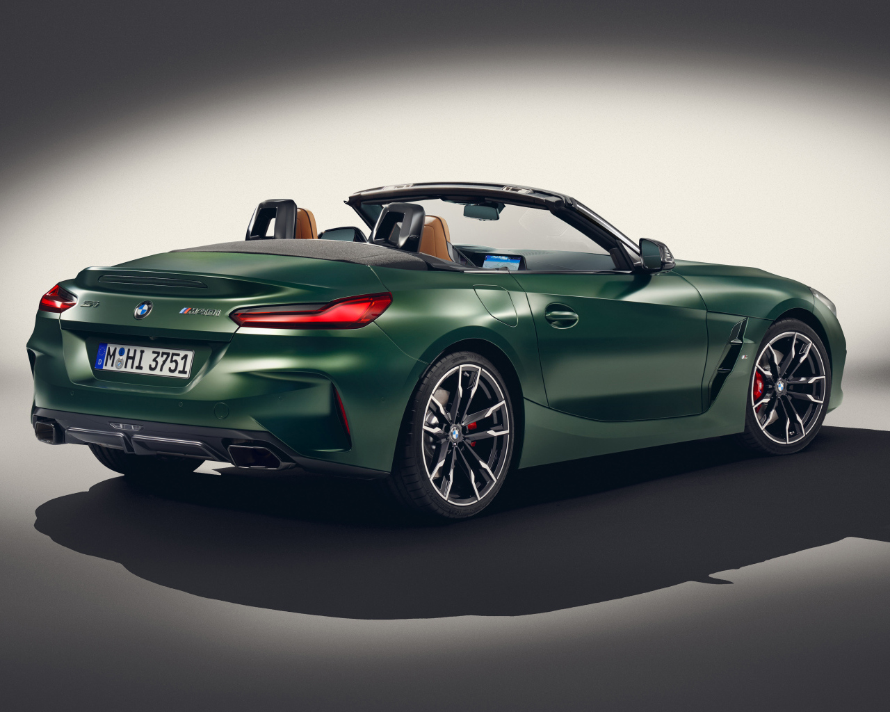 Зеленый автомобиль BMW Z4 M40i MT Pure Impulse Edition 2024 года вид сзади