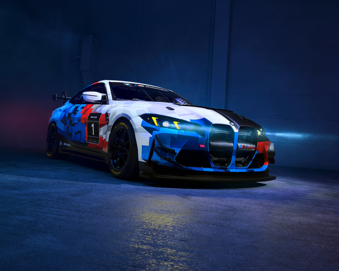 Гоночный разноцветный автомобиль BMW M4 GT4 EVO