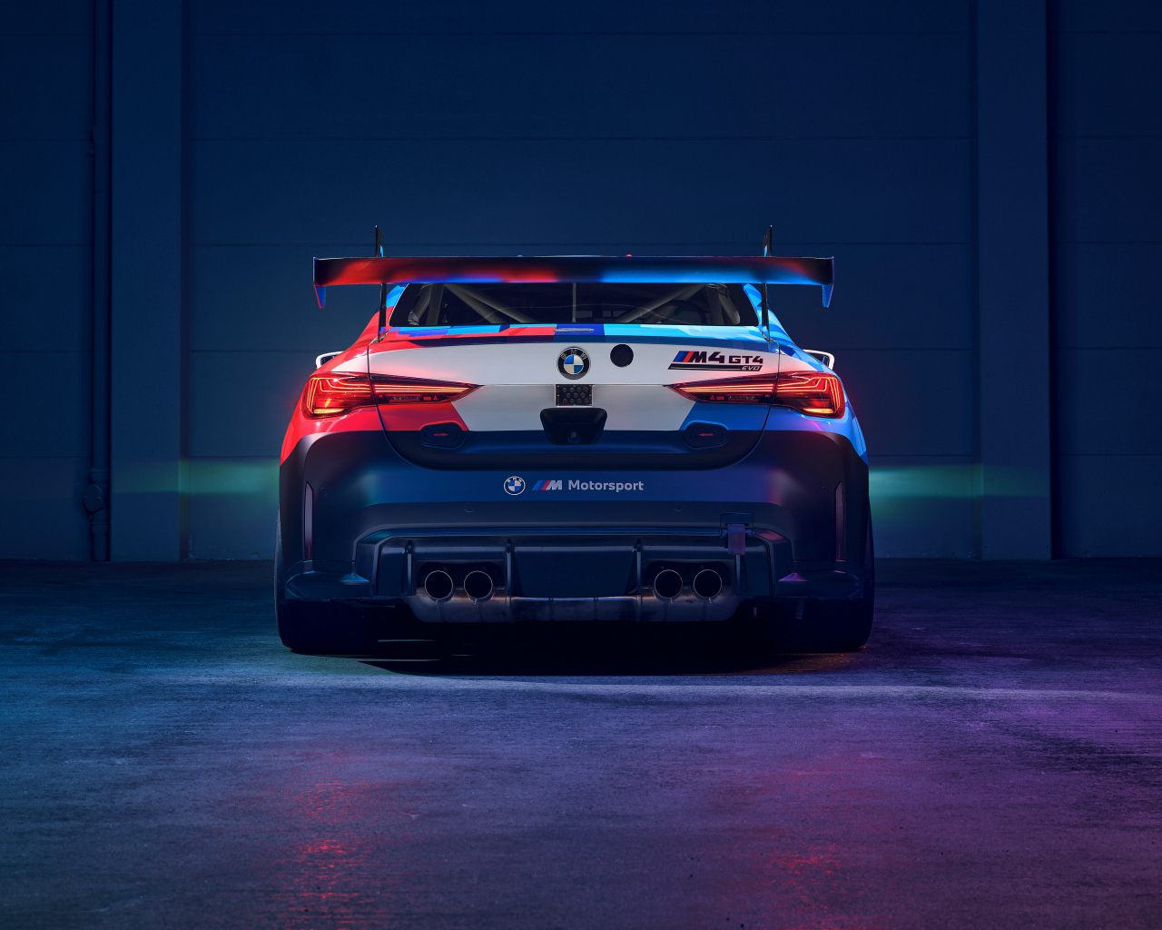 Вид сзади на автомобиль BMW M4 GT4 EVO в здании