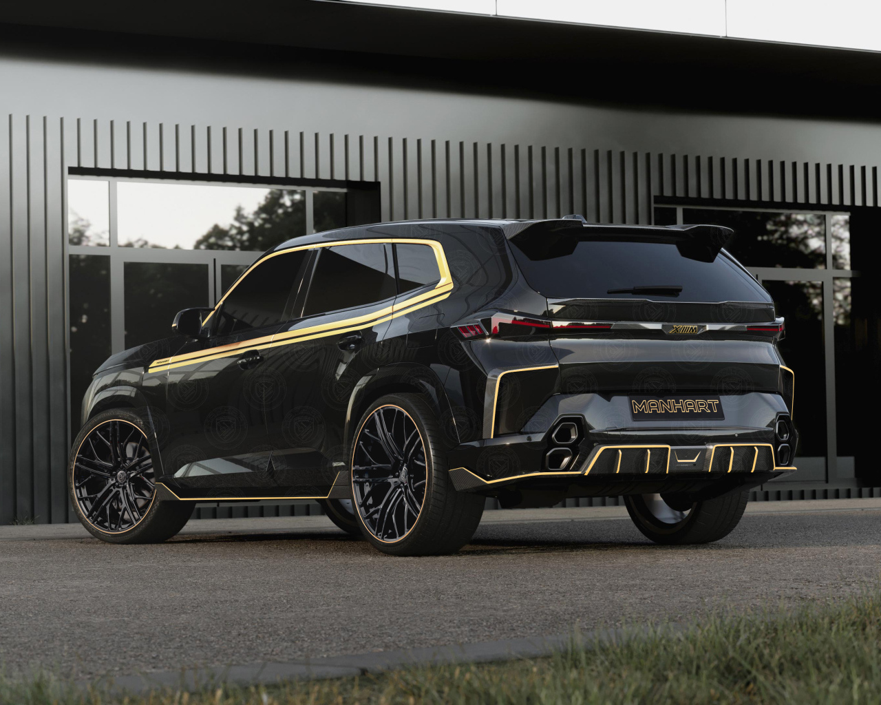 Вид сзади на черный автомобиль BMW XM Thor Regular Carbon Package 2024 года