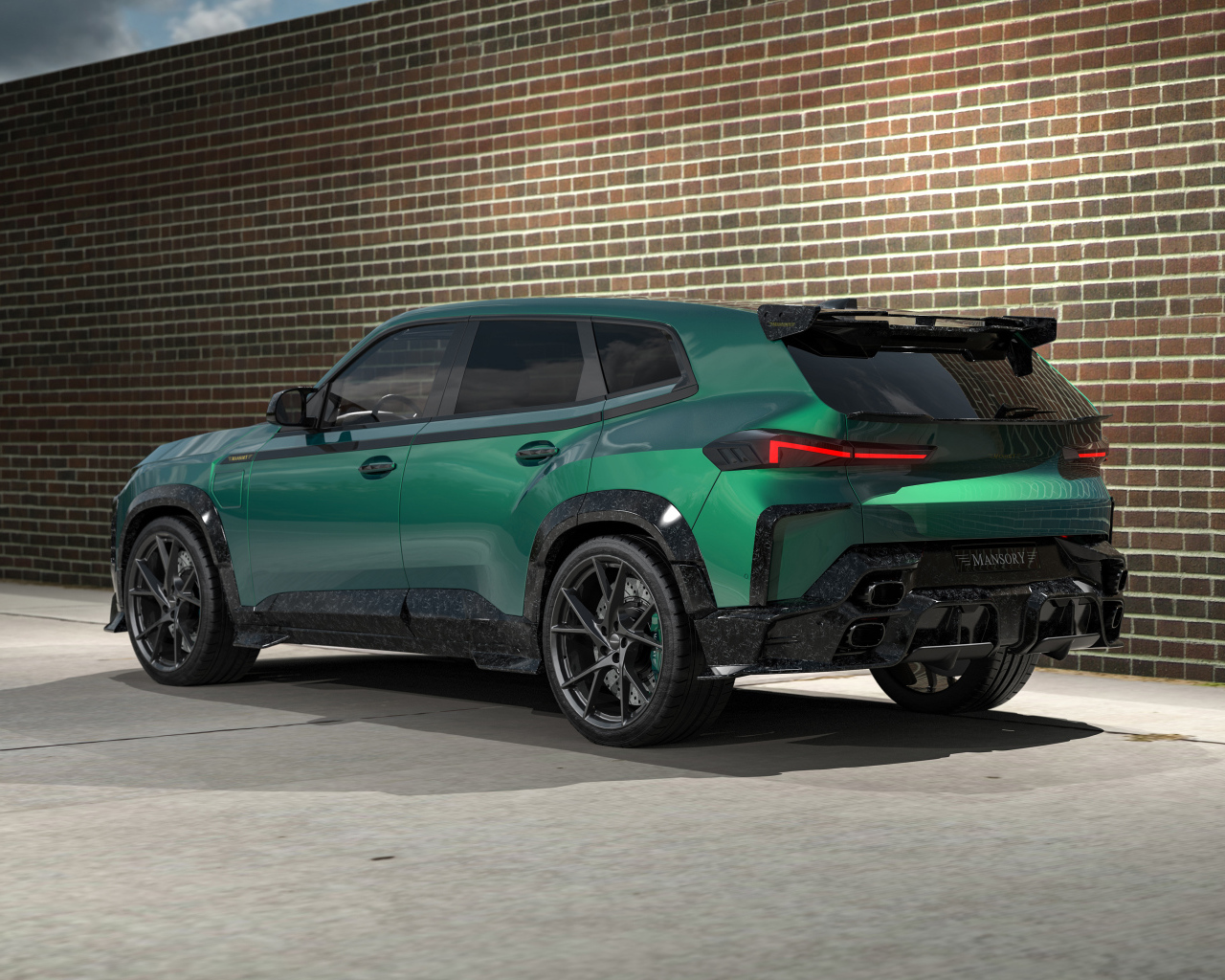 Вид сзади на зеленый автомобиль Mansory BMW XM