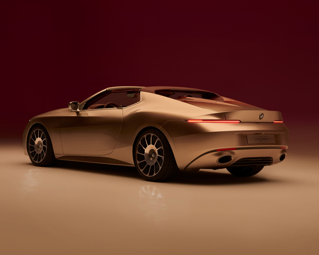 Вид сзади на автомобиль BMW Concept Skytop 2024 года