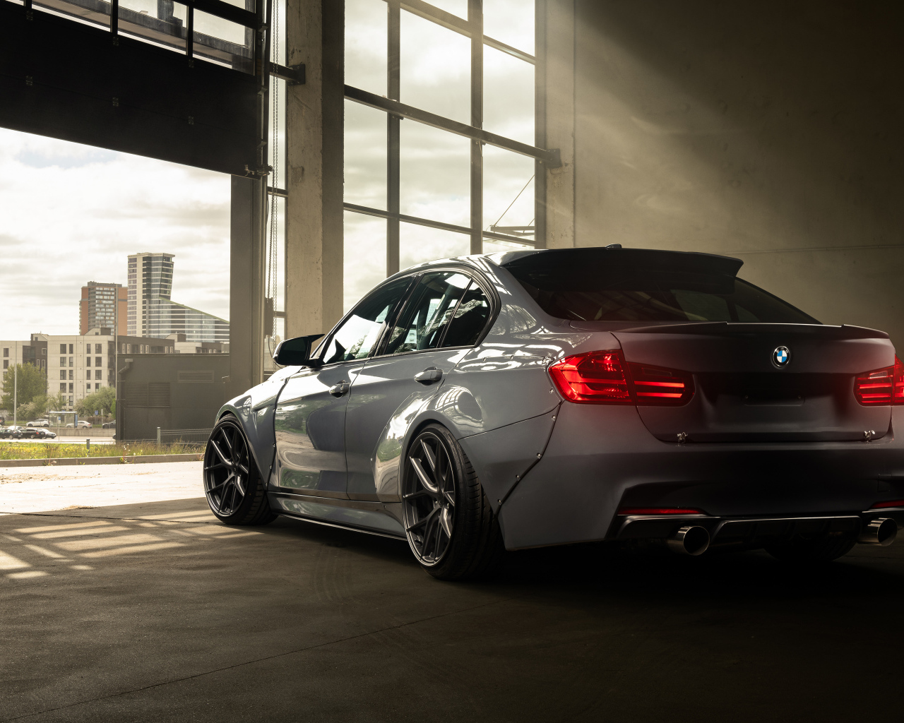 Вид сзади на автомобиль BMW F30 Widebody