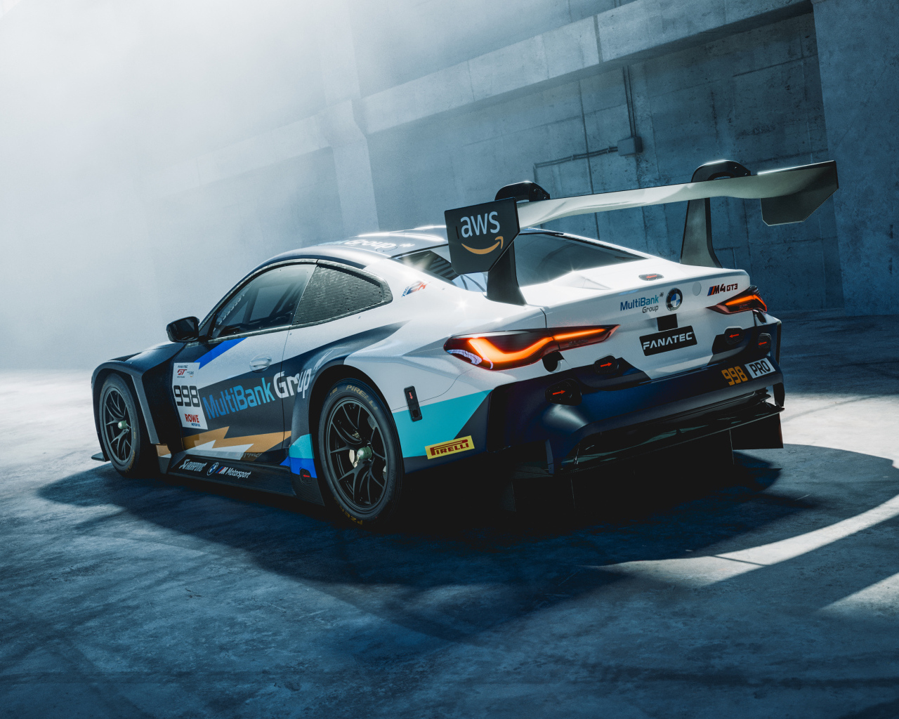 Вид сзади на гоночный автомобиль BMW M4 GT3 Endurance Cup