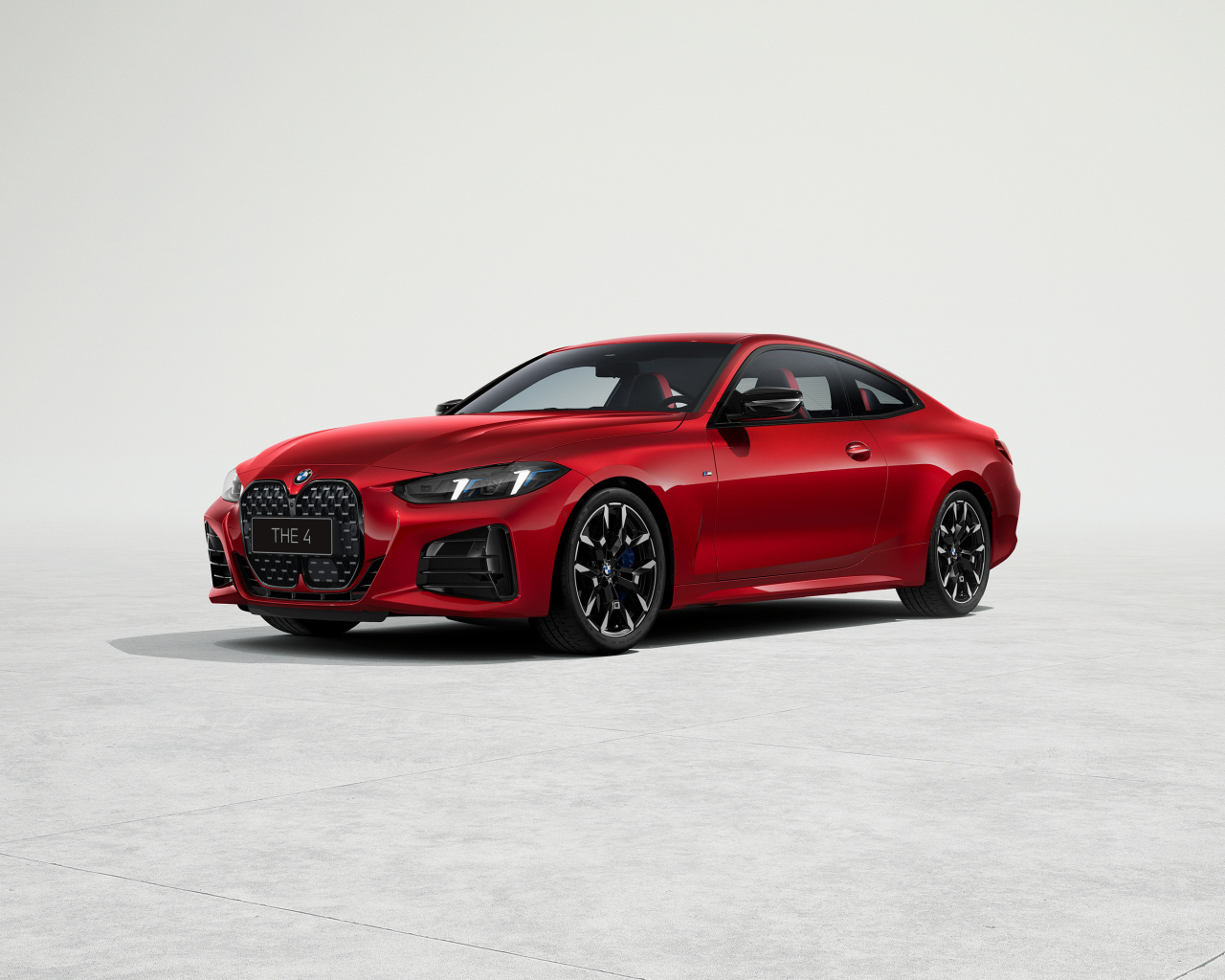 Красный автомобиль BMW 430i Coupé M Sport 2024 года