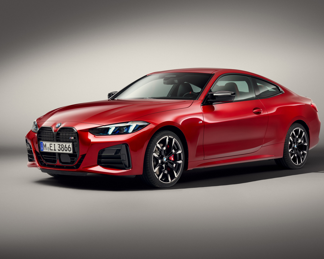 Красный автомобиль BMW M440i XDrive Coupé 2024 года