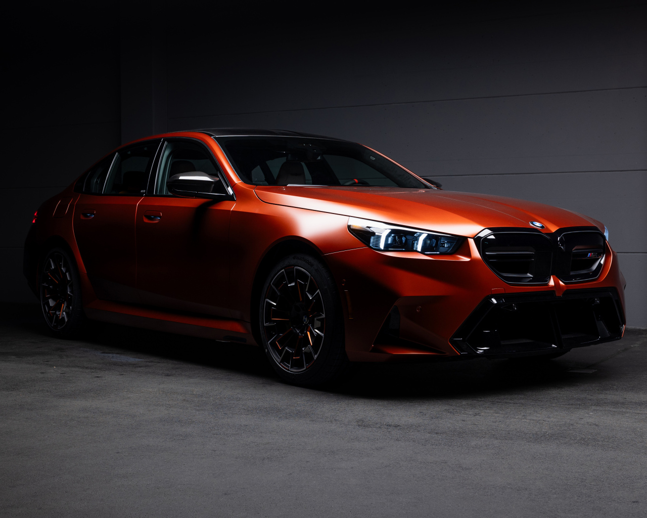 Красный автомобиль BMW M5 2025 года в гараже