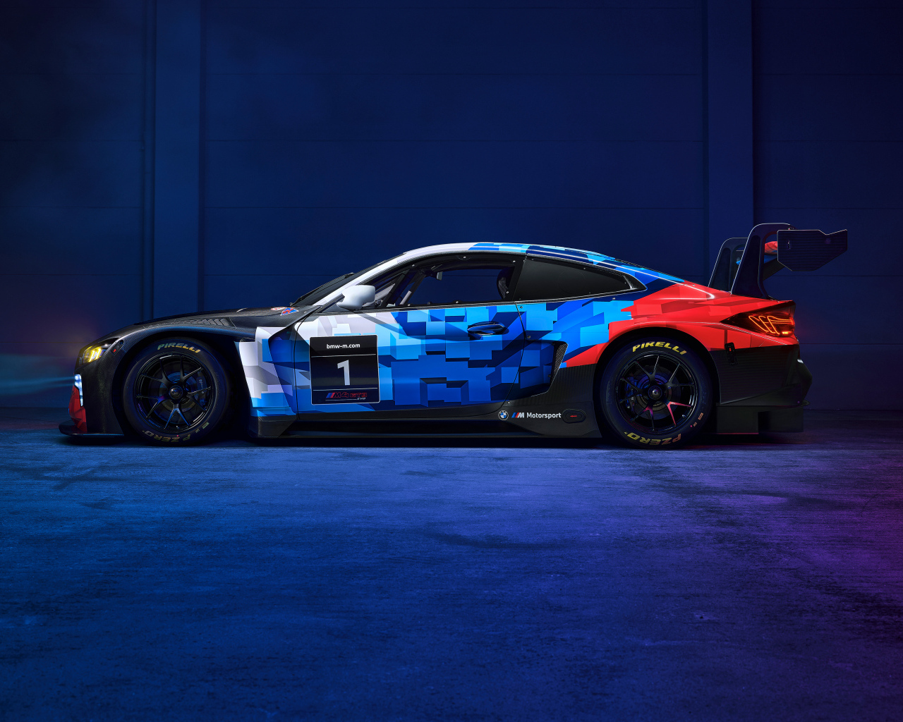 Вид сбоку на гоночный автомобиль BMW M4 GT3 EVO