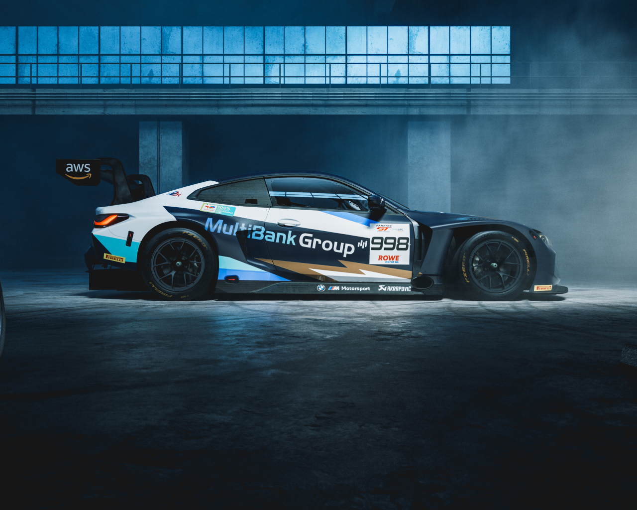 Вид сбоку на автомобиль BMW M4 GT3 Endurance Cup