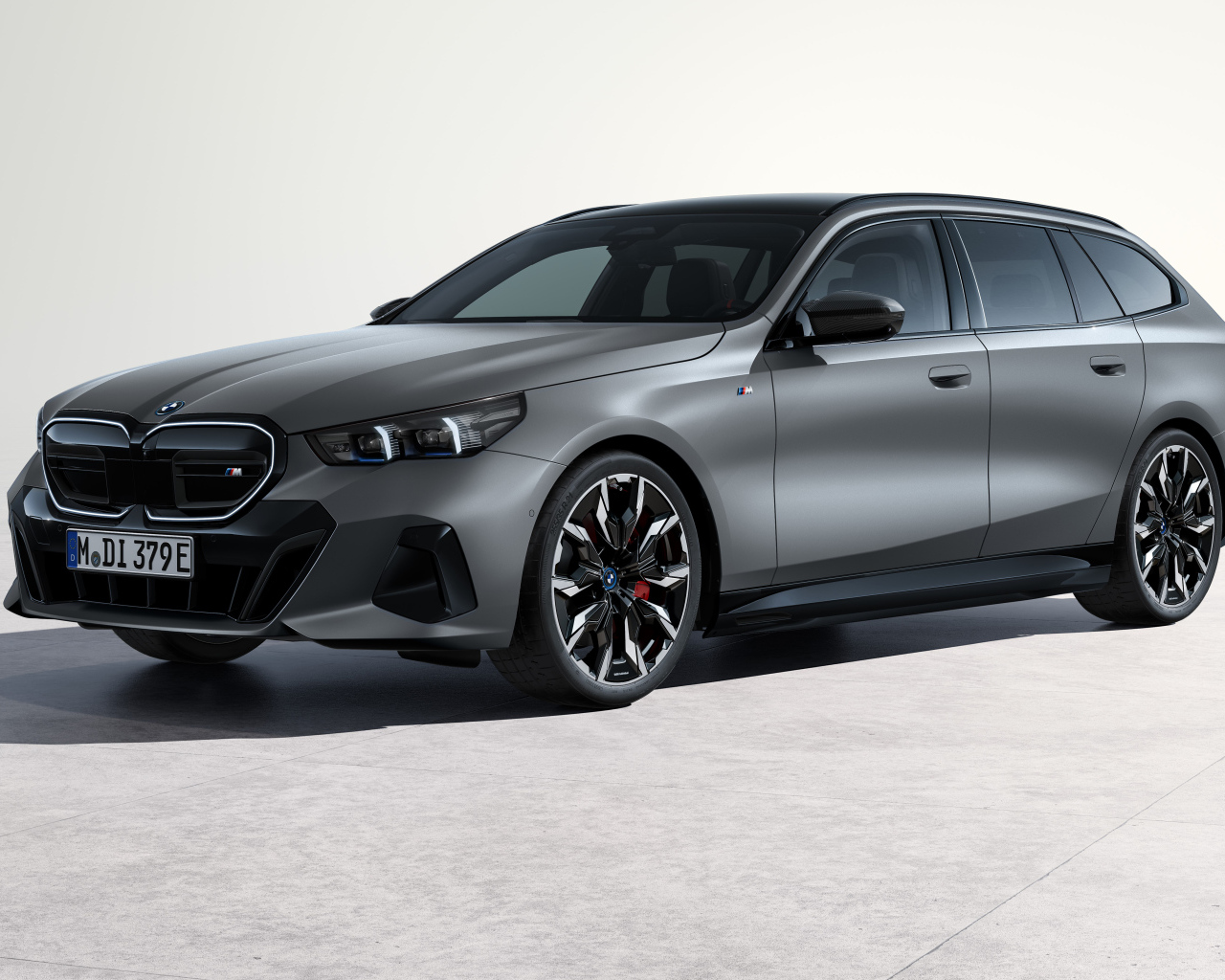 Серебристый автомобиль BMW I5 M60 XDrive Touring 2024 года