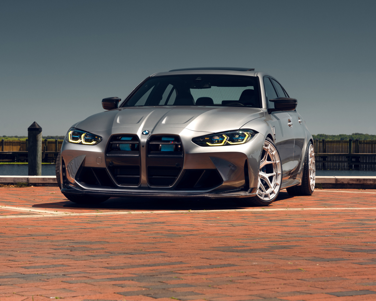 Серебристый автомобиль BMW M3