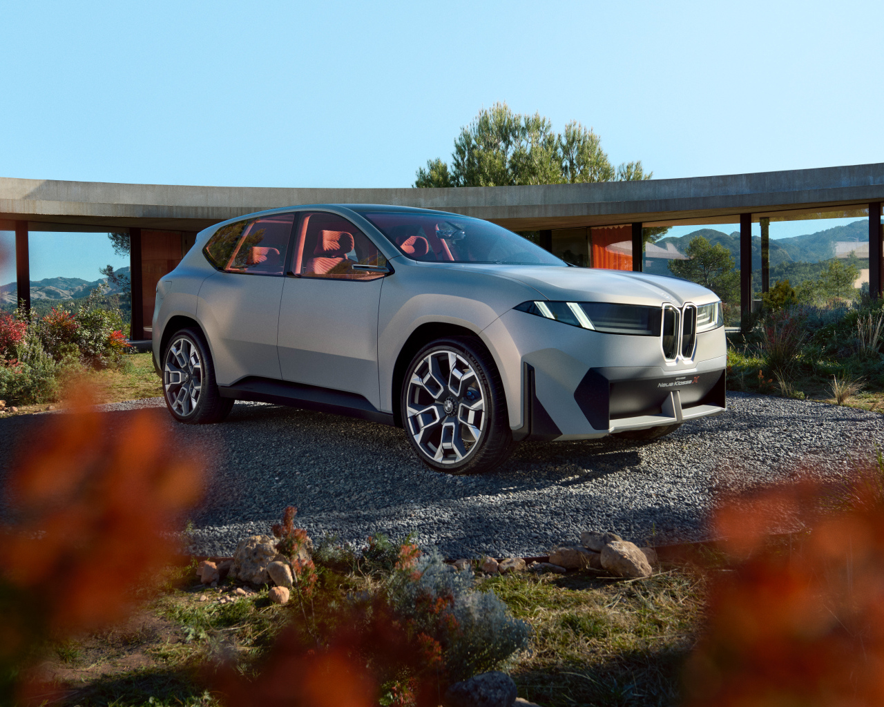 Серебристый автомобиль BMW Vision Neue Klasse X 2024 года