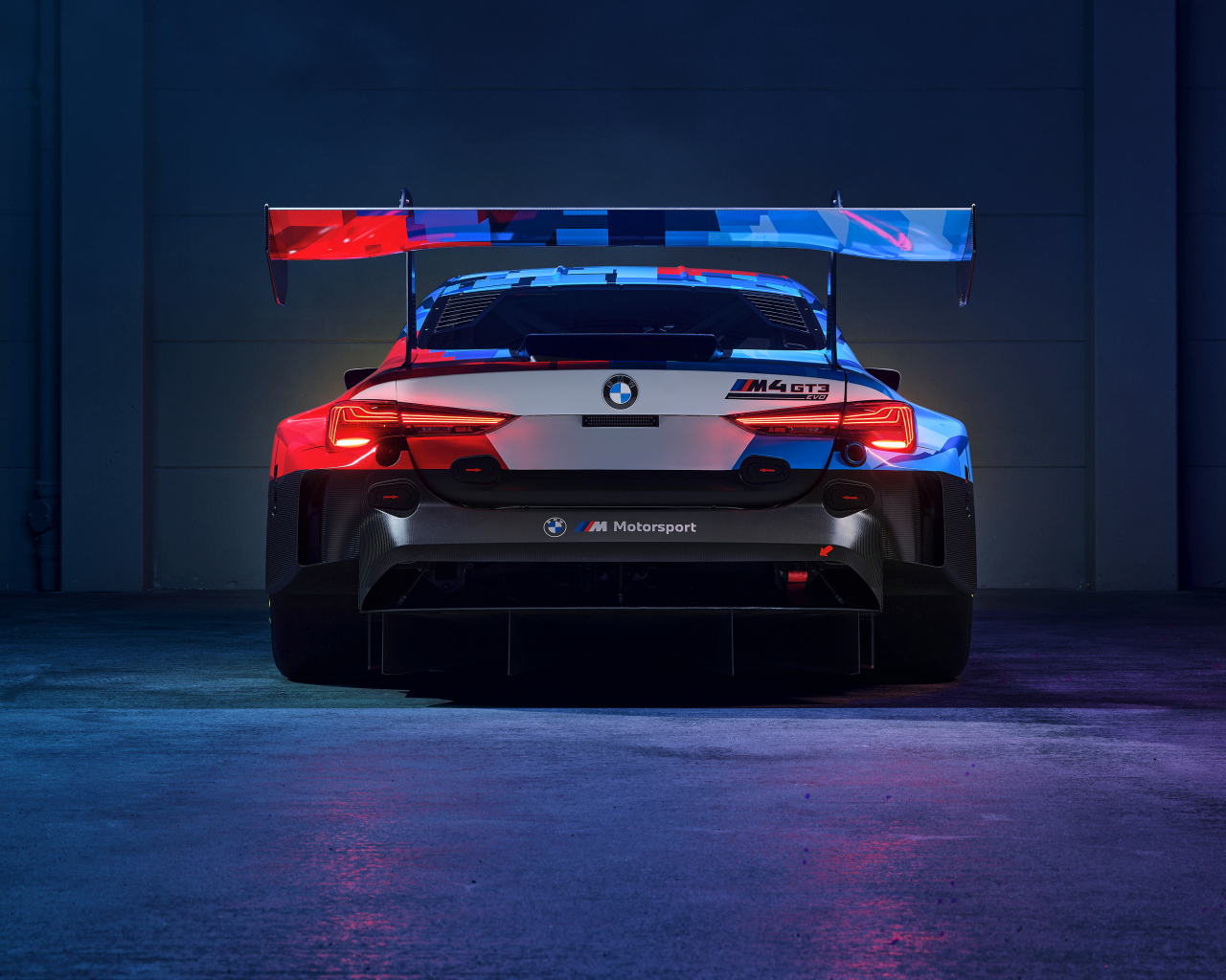 Спойлер на автомобиле BMW M4 GT4 EVO