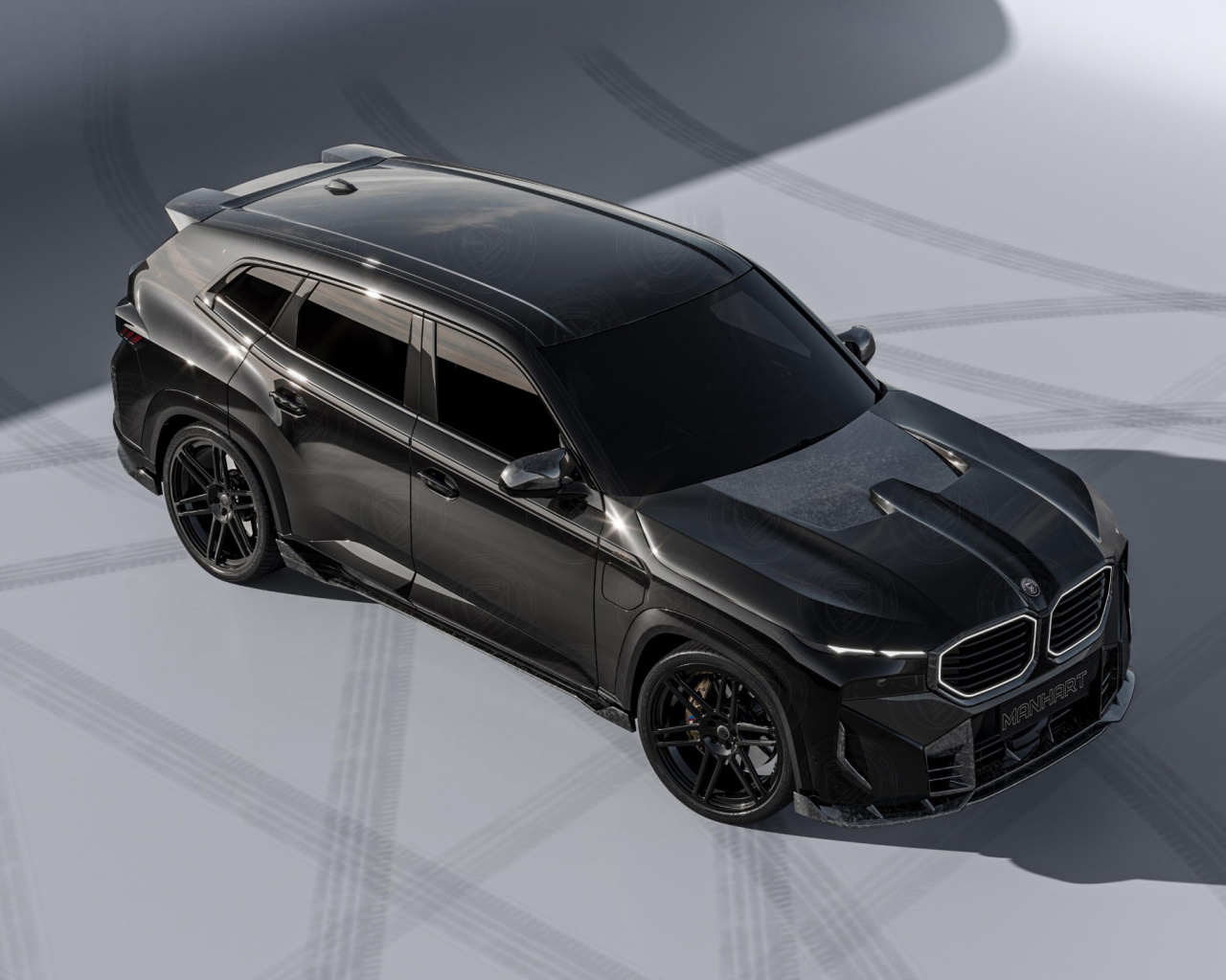 Вид сверху на черный автомобиль BMW XM Thor Forged Carbon Package 2024 года