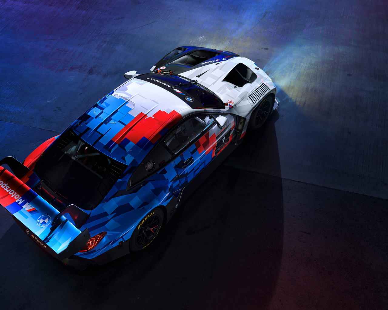 Вид сверху на автомобиль BMW M4 GT3 EVO