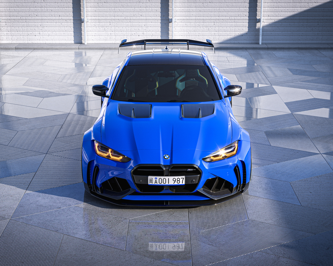 Вид сверху на синий автомобиль Blue BMW M4