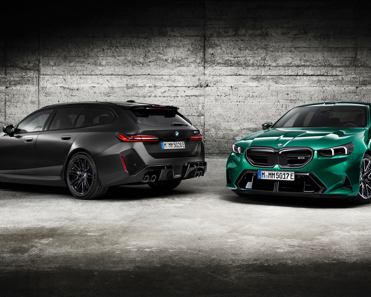 Два автомобиля BMW M5 2024  года у стены