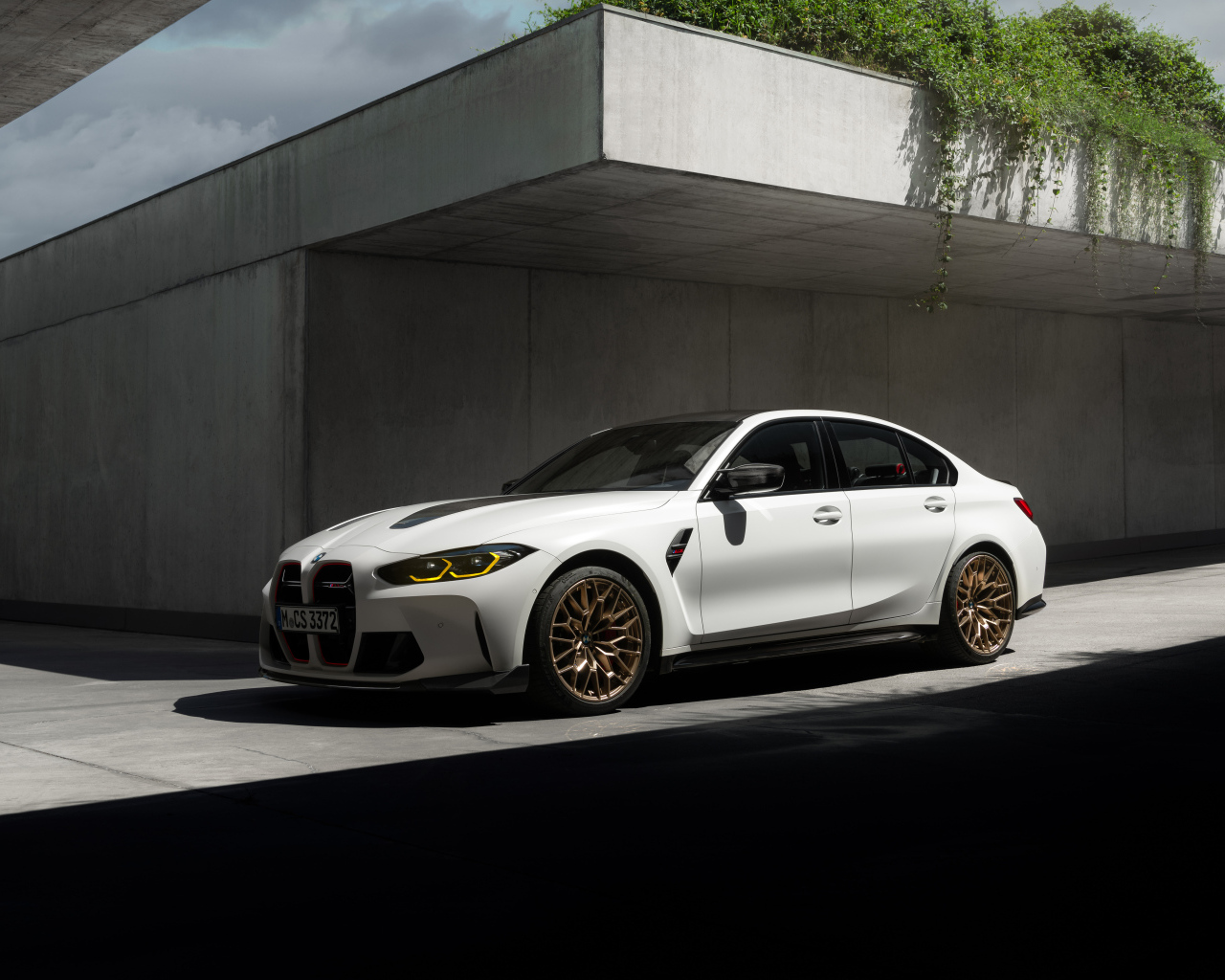 Белый автомобиль BMW M3 CS