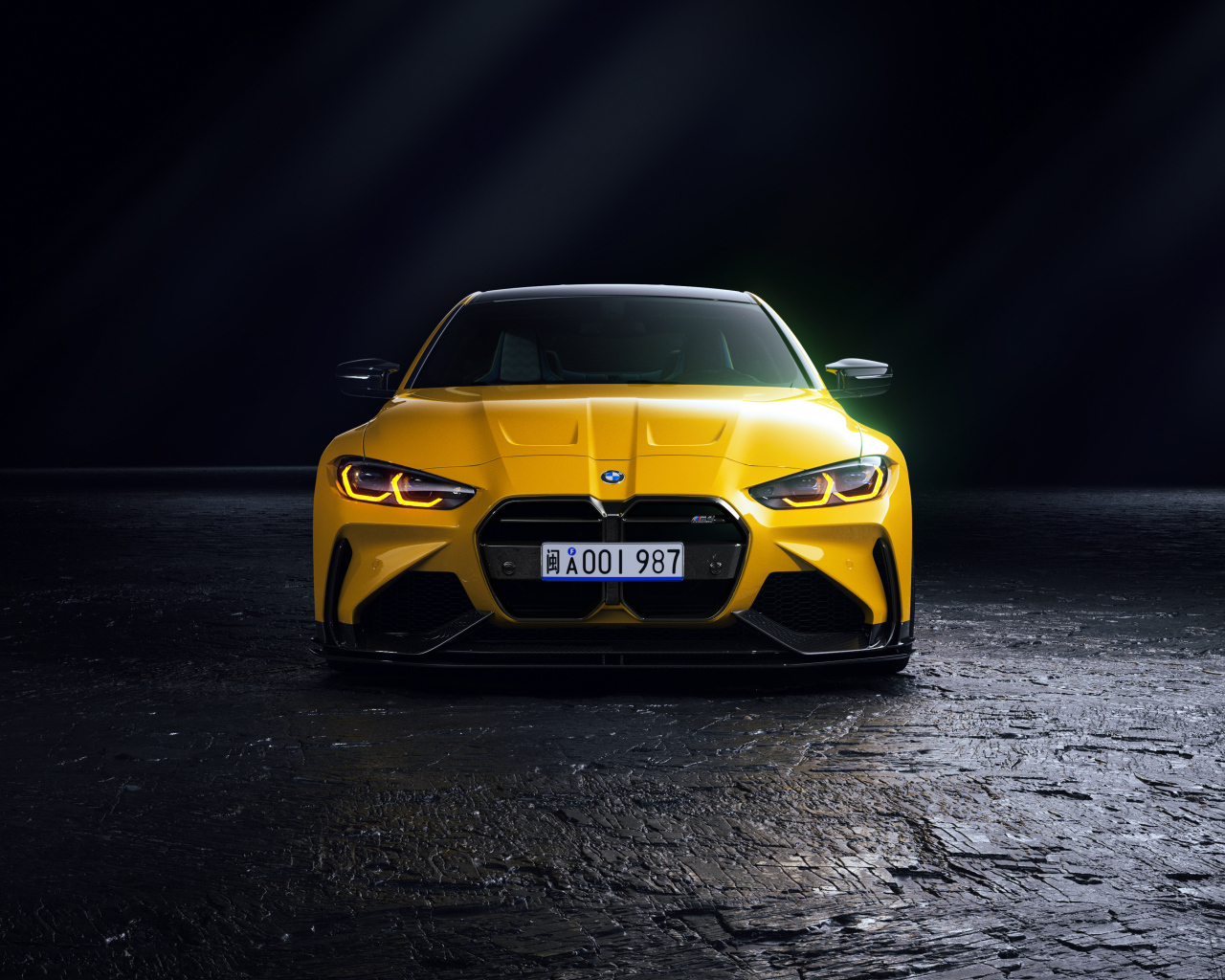 Желтый автомобиль BMW M4 G82  на черном фоне