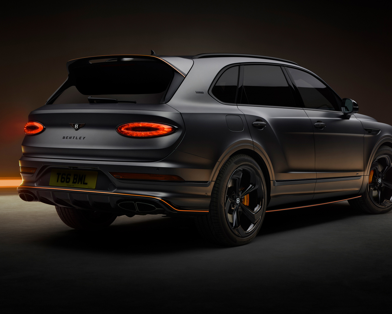 Автомобиль Bentley Bentayga S Black Edition 2024 года вид сзади