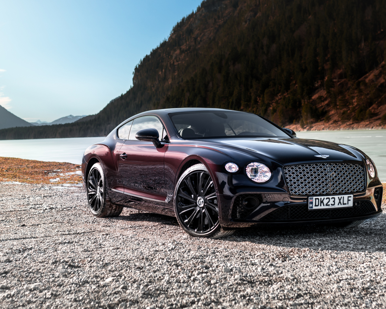 Автомобиль Bentley Continental GT Mulliner у реки
