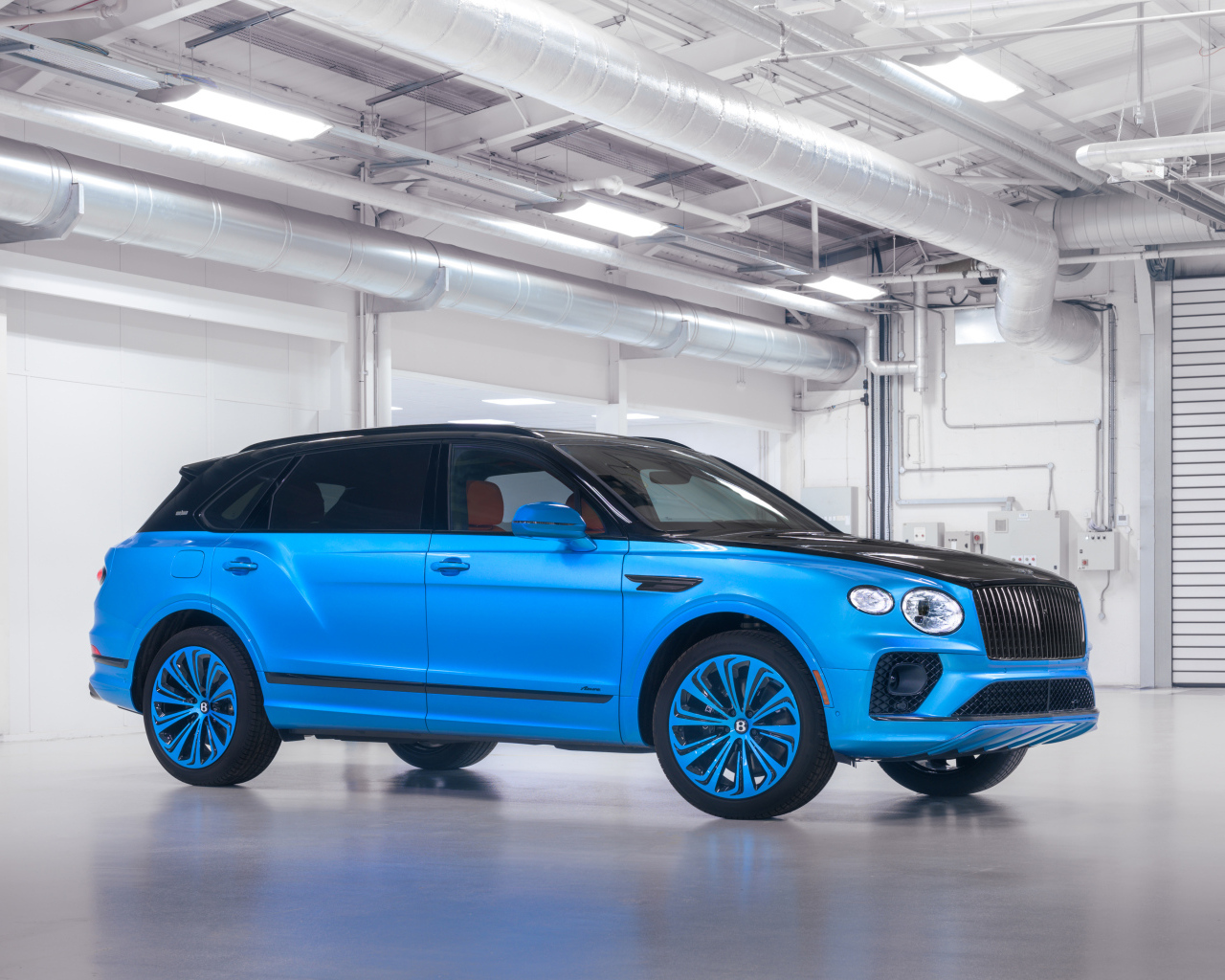 Голубой автомобиль Bentley Bentayga EWB Azure By Mulliner 2024 года