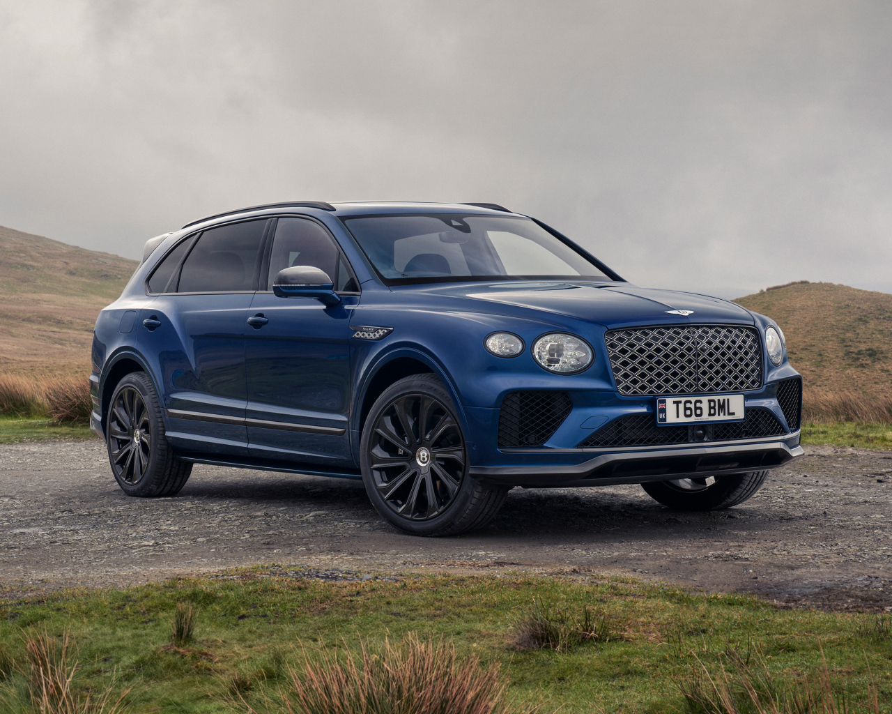 Синий внедорожник Bentley Bentayga EWB Mulliner 2024  года