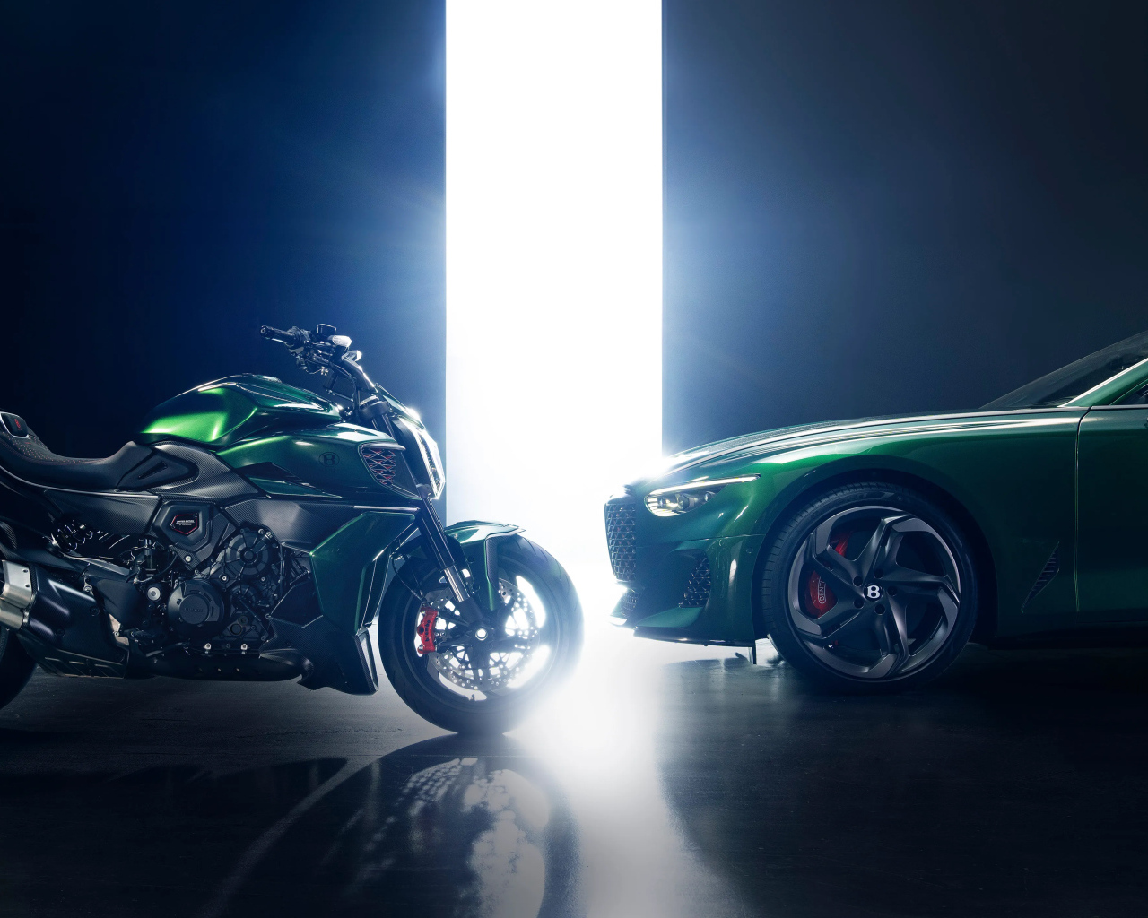 Мотоцикл Ducati Diavel и автомобиль Bentley