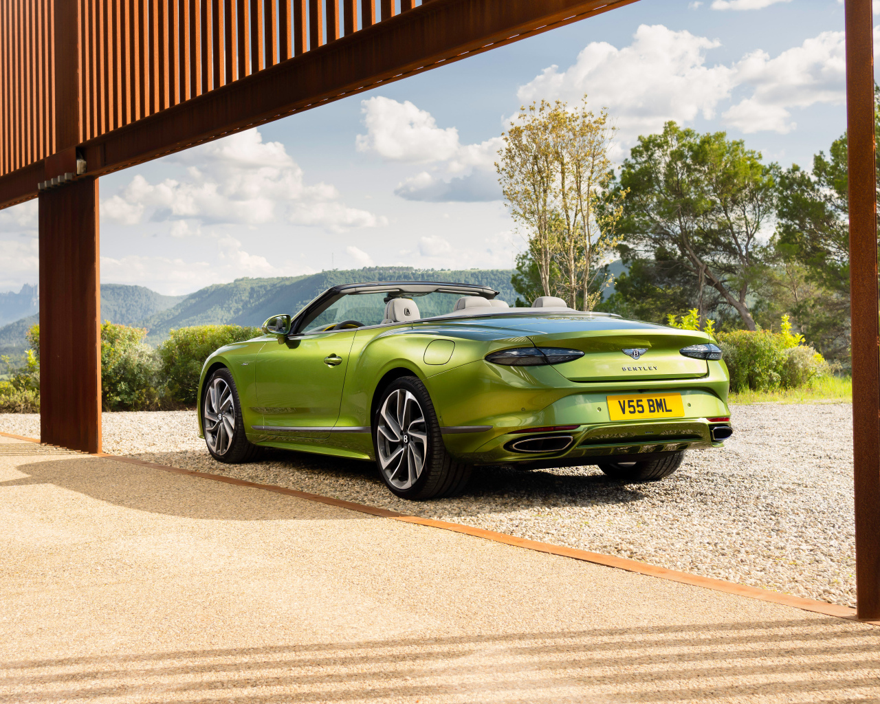 Зеленый кабриолет Bentley Continental GT Speed Convertible 2024 года