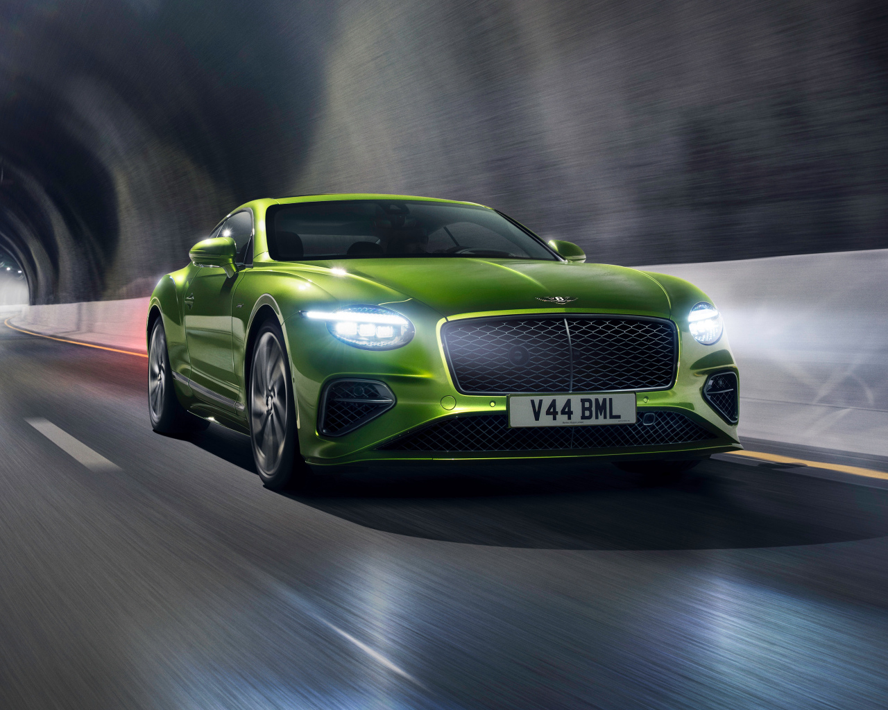 Зеленый автомобиль Bentley Continental GT Speed 2024  года в тоннеле